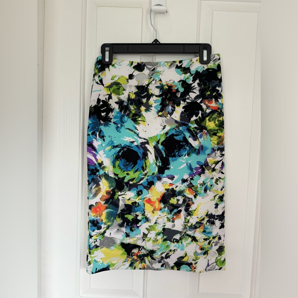 Floral print skirt. Excellent condition.